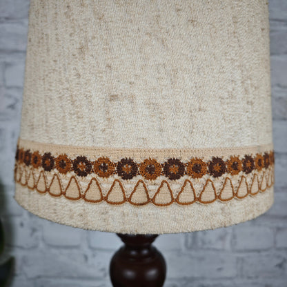 Lampe Tischlampe mit Holzfuß Mid Century beige braun Stoffschirm Bordüre Beistelltisch midcentury 60s 70s Boho Hygge Scandi Holz rustikal