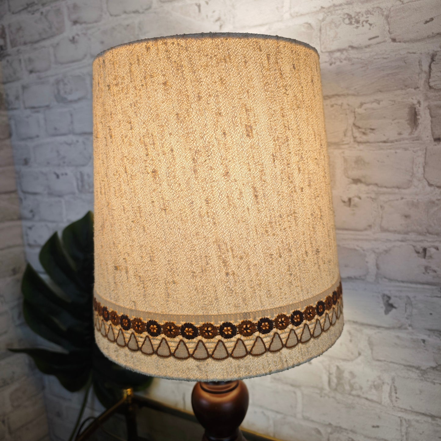 Lampe Tischlampe mit Holzfuß Mid Century beige braun Stoffschirm Bordüre Beistelltisch midcentury 60s 70s Boho Hygge Scandi Holz rustikal