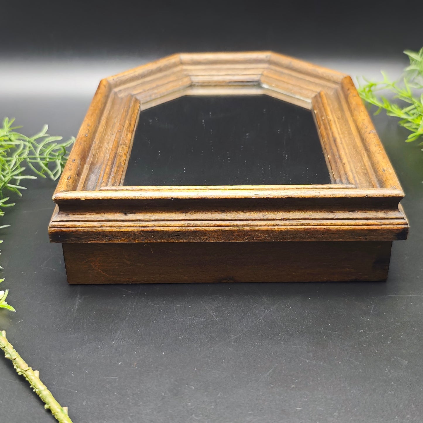 Schlüsselkasten mit Spiegel Holz Sechseck französische Lilien vintage antik Biedermeier Art Deco Academia