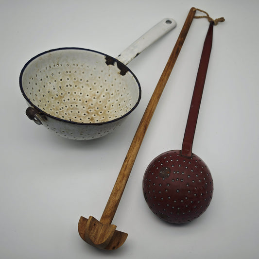3x ustensiles de cuisine antiques tamis écumoire fouet émail bois vintage cuisine de campagne décoration ensemble appareils de cuisine nostalgiques