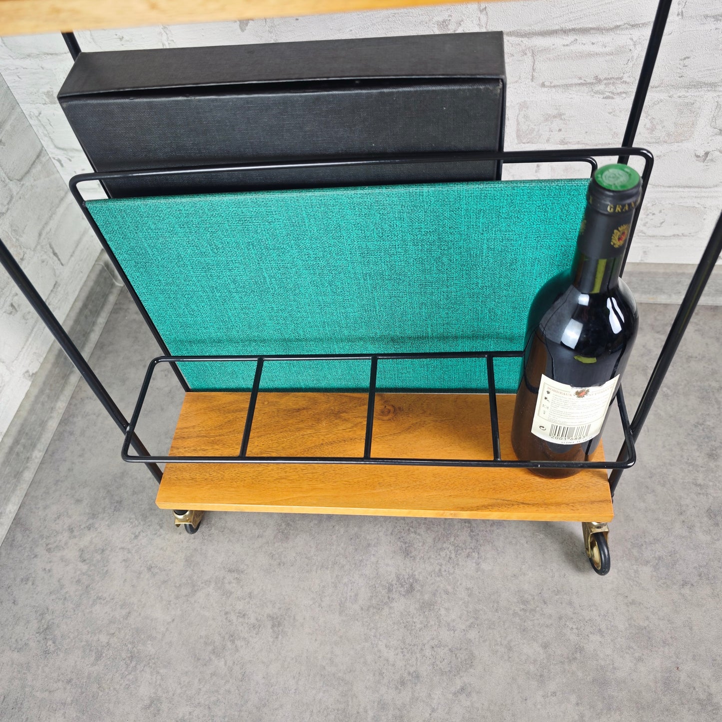 Servierwagen auf Rollen Barwagen Zeitschriftenhalter Flaschenhalter String Era Midcentury grün Schallplattenhalter Beistelltisch auf Rollen