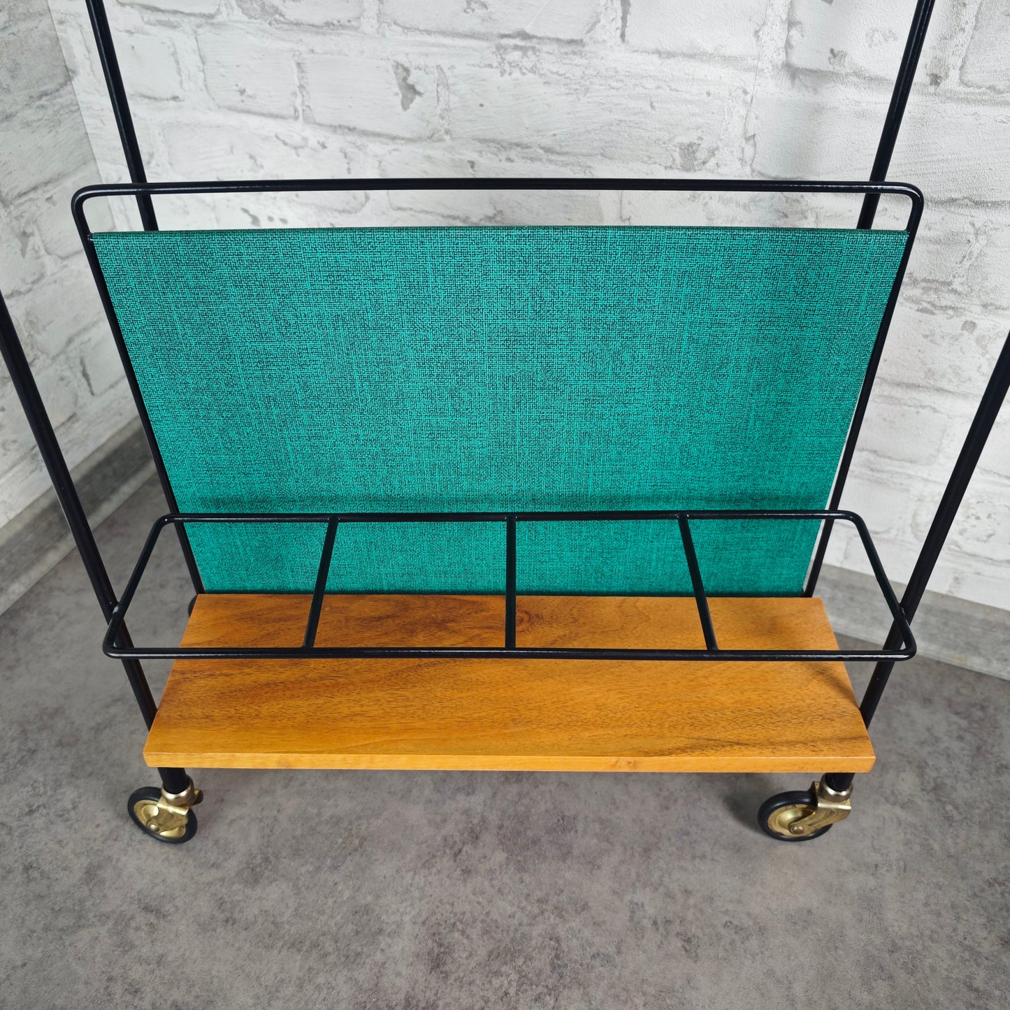 Servierwagen auf Rollen Barwagen Zeitschriftenhalter Flaschenhalter String Era Midcentury grün Schallplattenhalter Beistelltisch auf Rollen