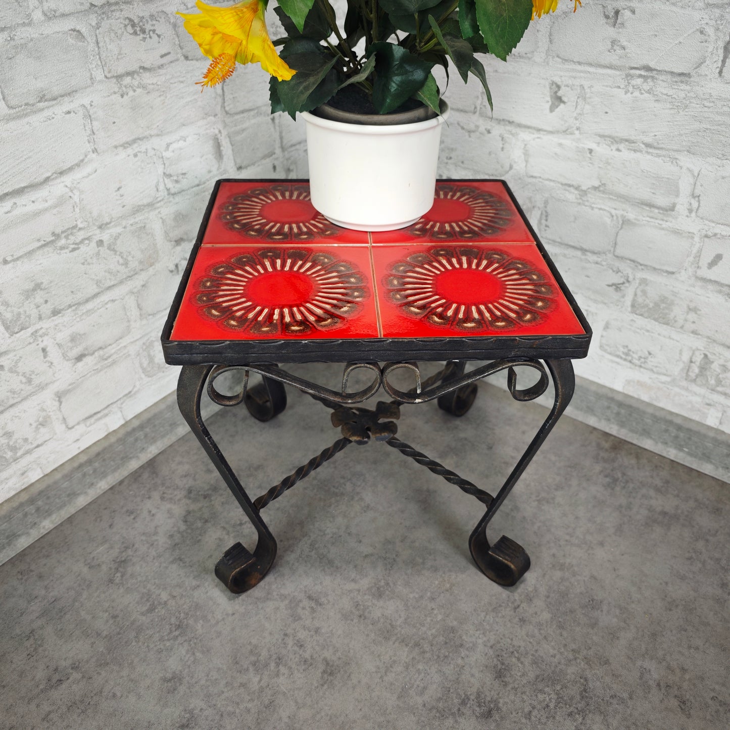 Blumenhocker Fliesen rot Pflanzenständer Schmiedeeisen Midcentury Blumentisch