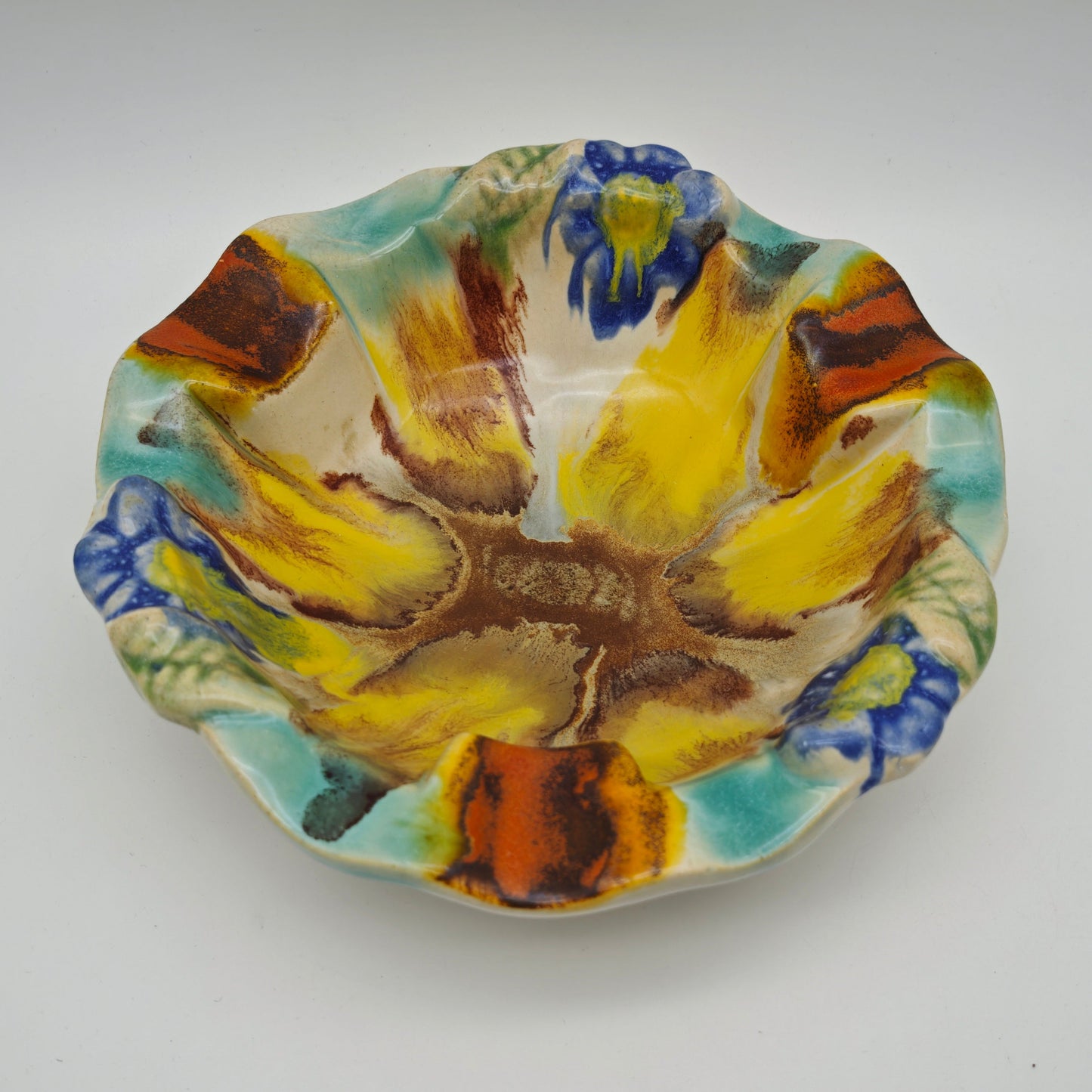 Aschenbecher mit Laufglasur und Blumenrelief vintage Schlickerguss