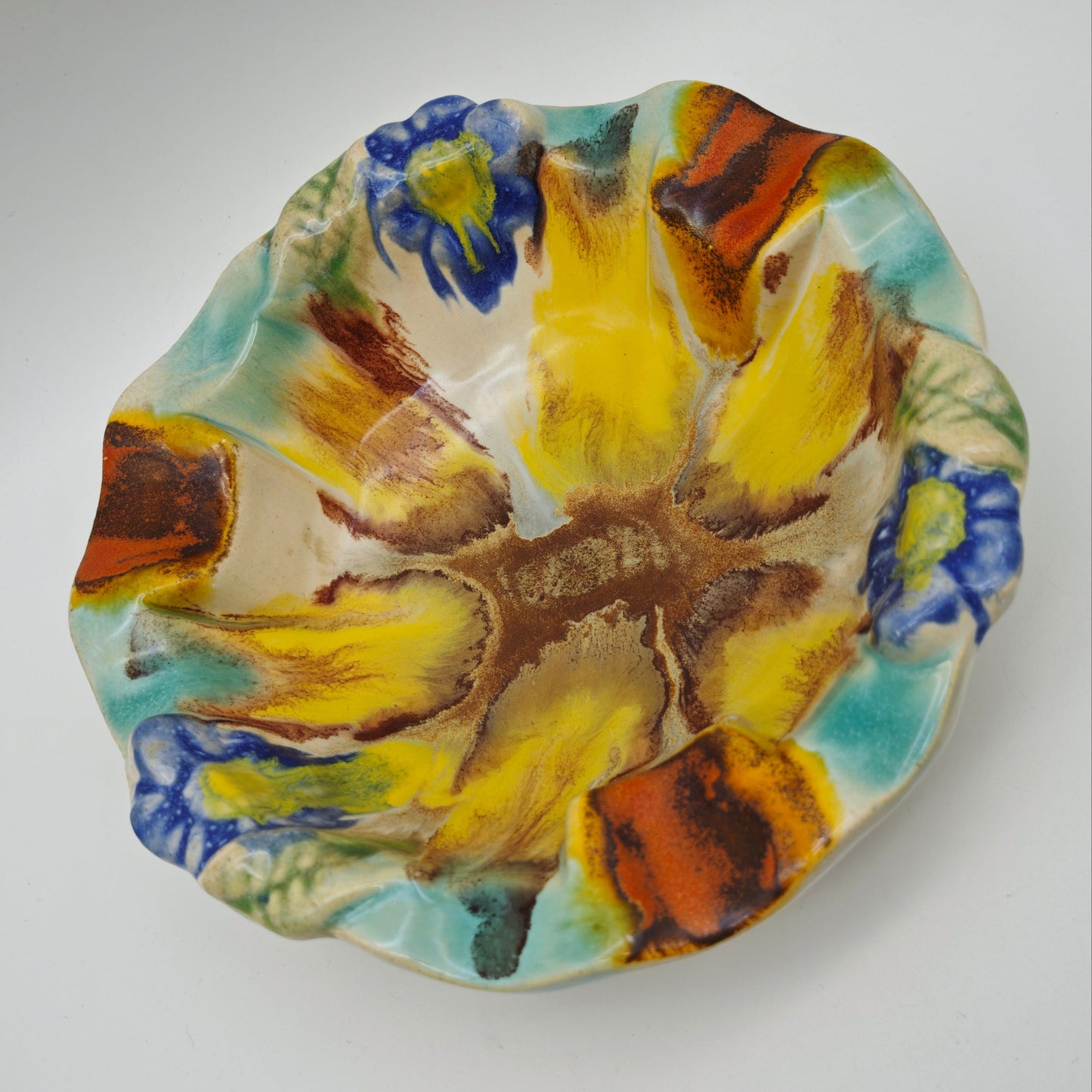 Aschenbecher mit Laufglasur und Blumenrelief vintage Schlickerguss