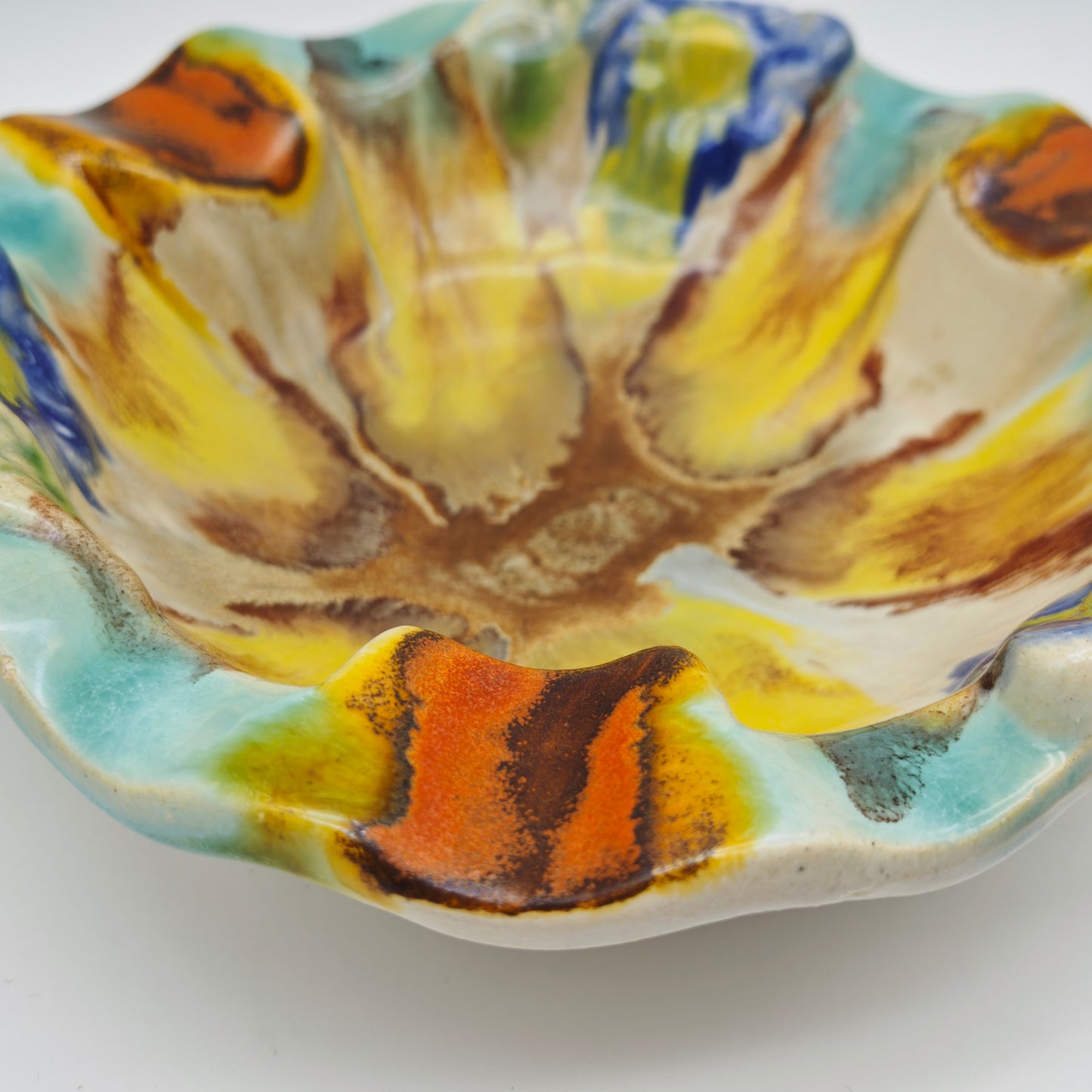 Aschenbecher mit Laufglasur und Blumenrelief vintage Schlickerguss