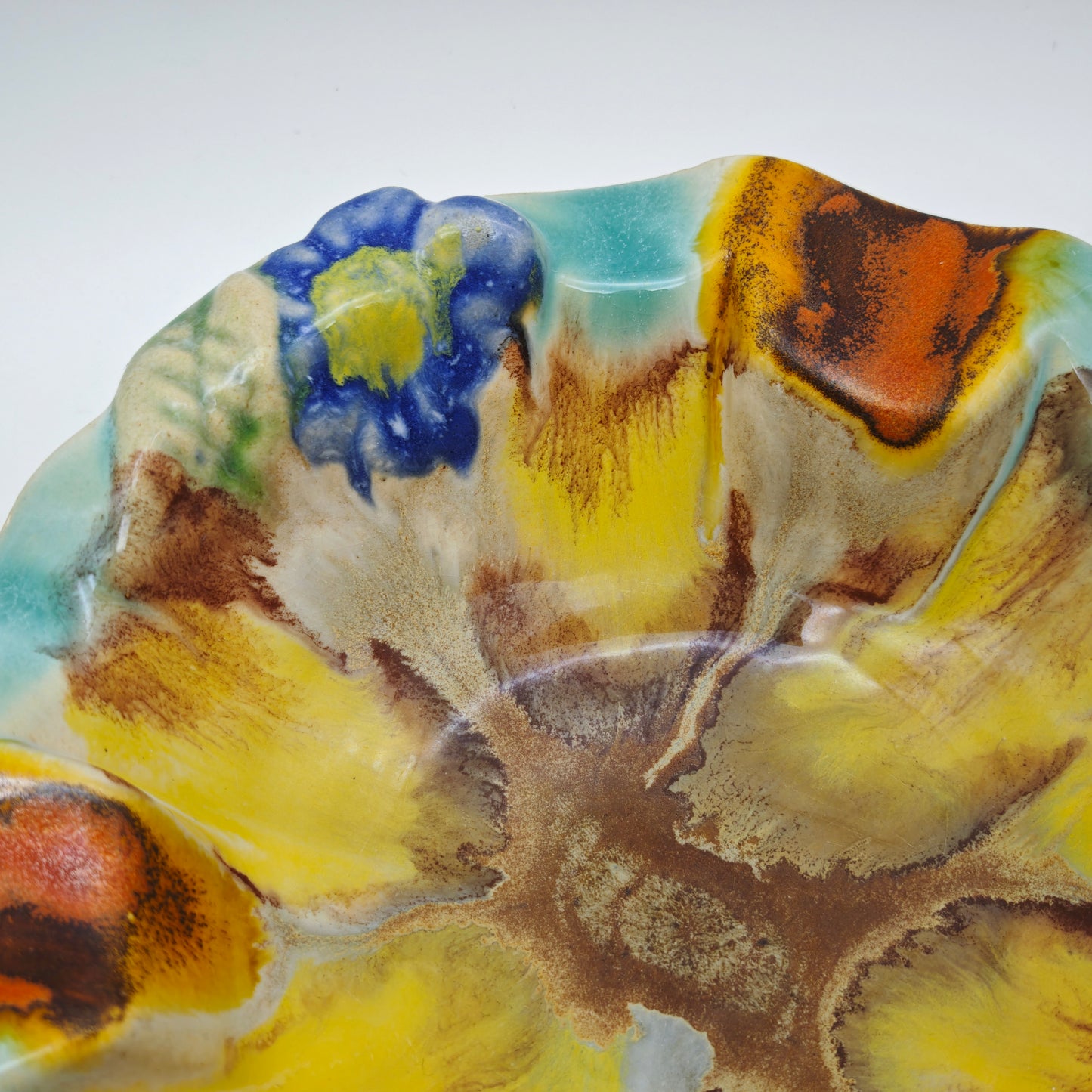 Aschenbecher mit Laufglasur und Blumenrelief vintage Schlickerguss