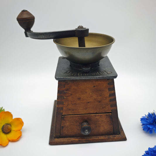 Kaffeemühle M.G. Garantirt antik Holz Vintage Deko Nostalgie grandmacore