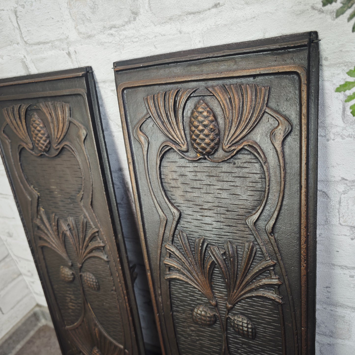 2 Jugendstil Ofenplatten Gusseisen Eichel Relief Wanddeko antik 65×23 cm für Restauration oder Dekoration
