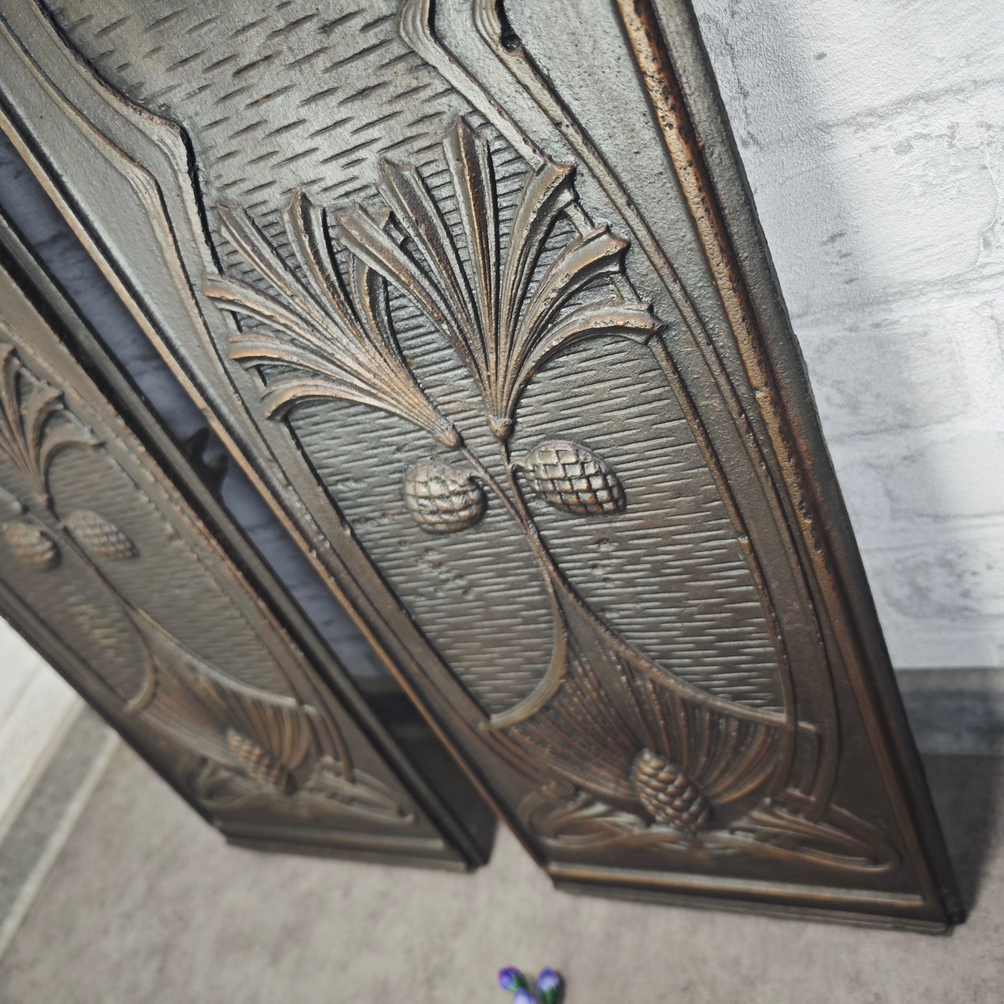 2 Jugendstil Ofenplatten Gusseisen Eichel Relief Wanddeko antik 65×23 cm für Restauration oder Dekoration