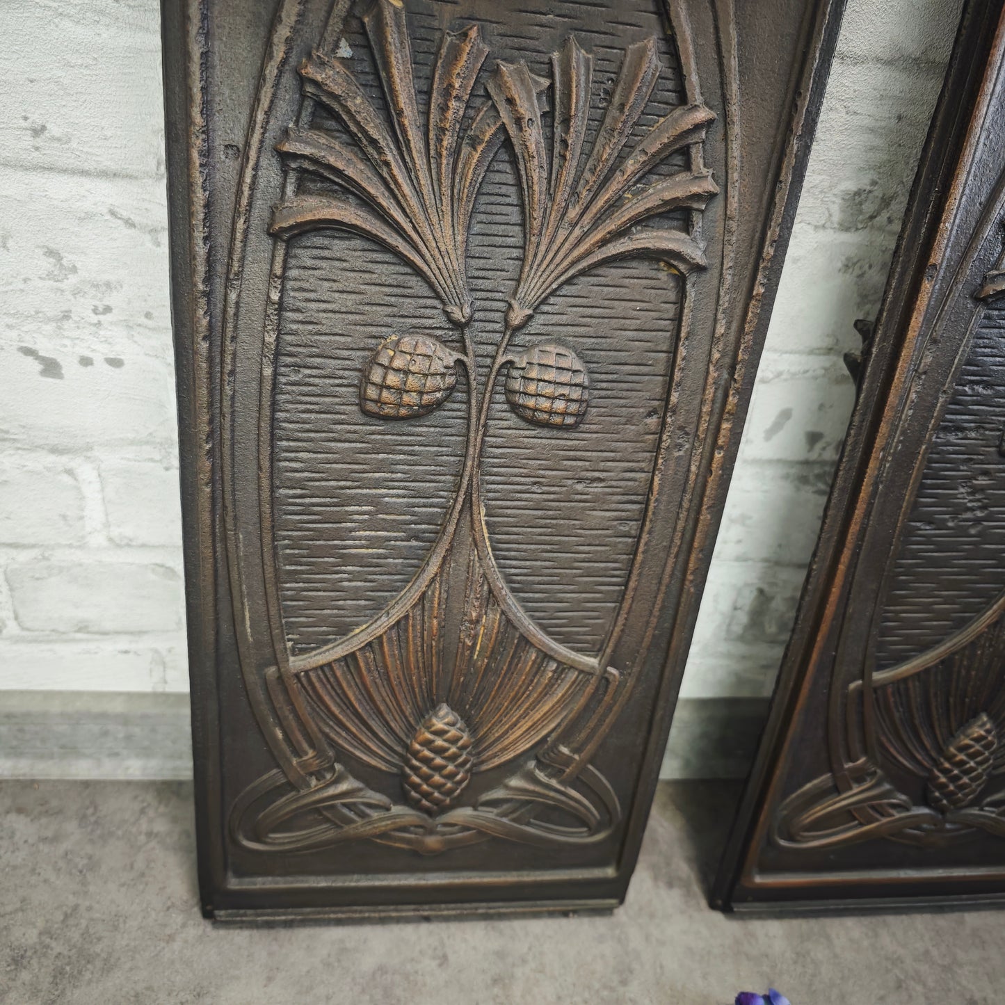 2 Jugendstil Ofenplatten Gusseisen Eichel Relief Wanddeko antik 65×23 cm für Restauration oder Dekoration