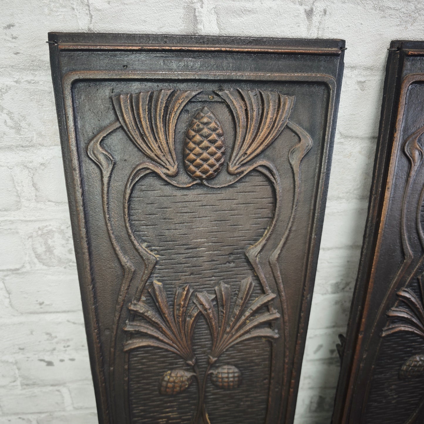 2 Jugendstil Ofenplatten Gusseisen Eichel Relief Wanddeko antik 65×23 cm für Restauration oder Dekoration
