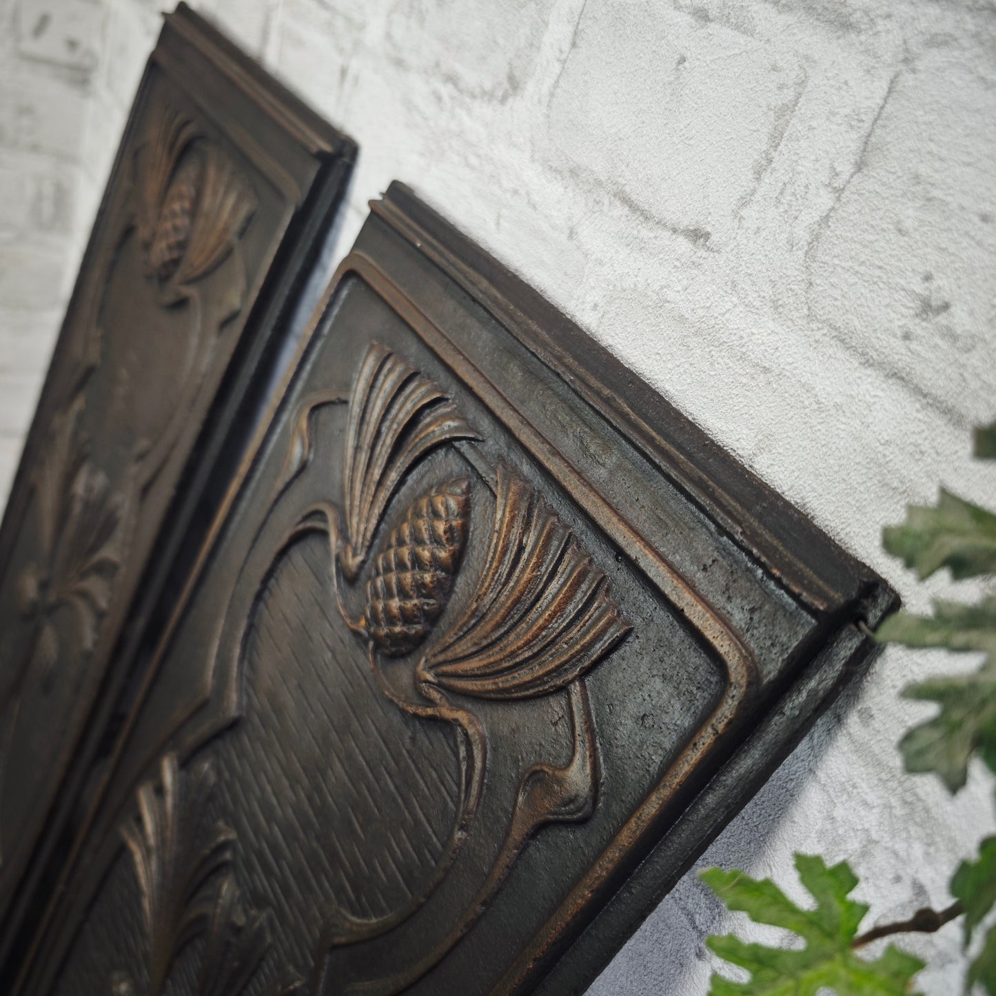 2 Jugendstil Ofenplatten Gusseisen Eichel Relief Wanddeko antik 65×23 cm für Restauration oder Dekoration