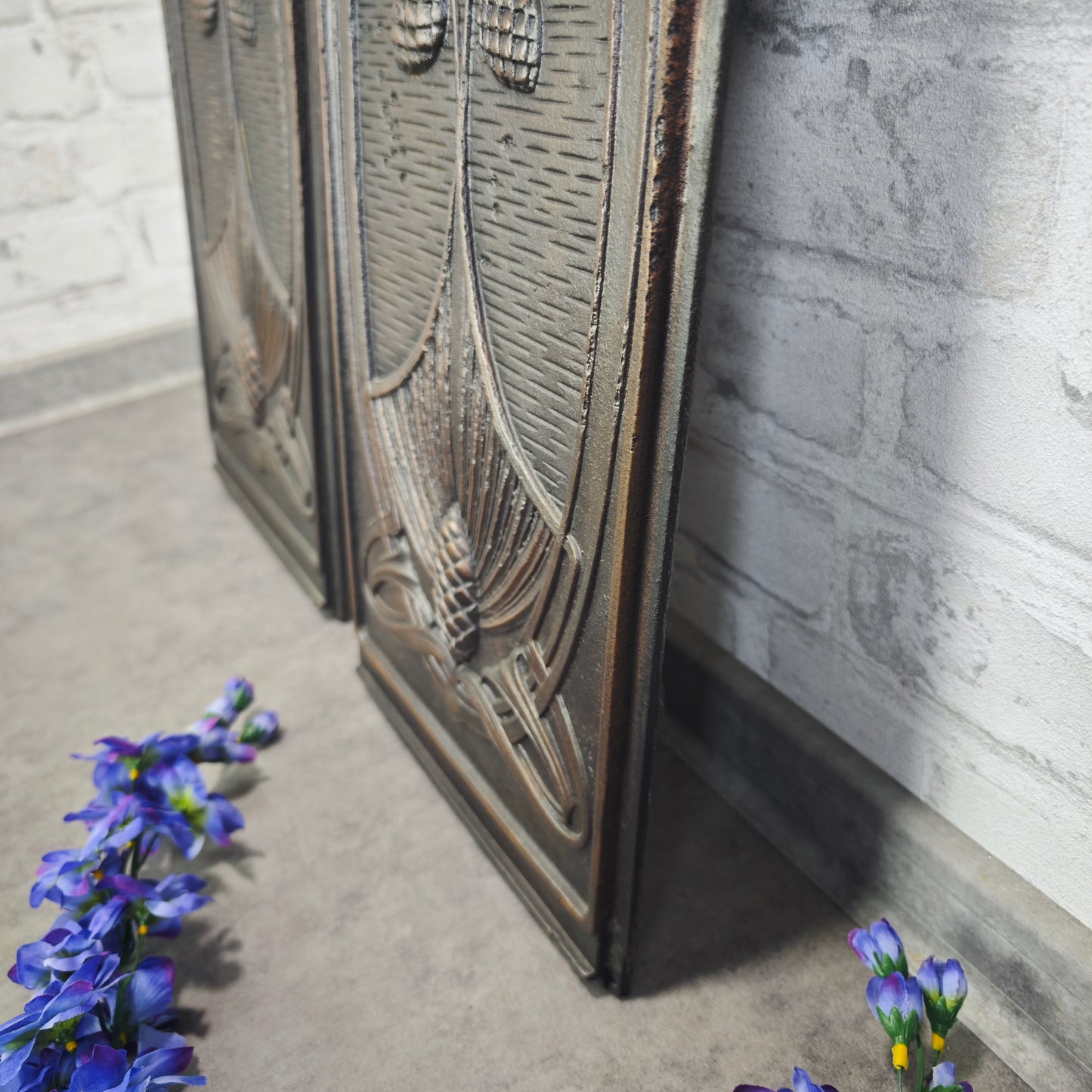 2 Jugendstil Ofenplatten Gusseisen Eichel Relief Wanddeko antik 65×23 cm für Restauration oder Dekoration