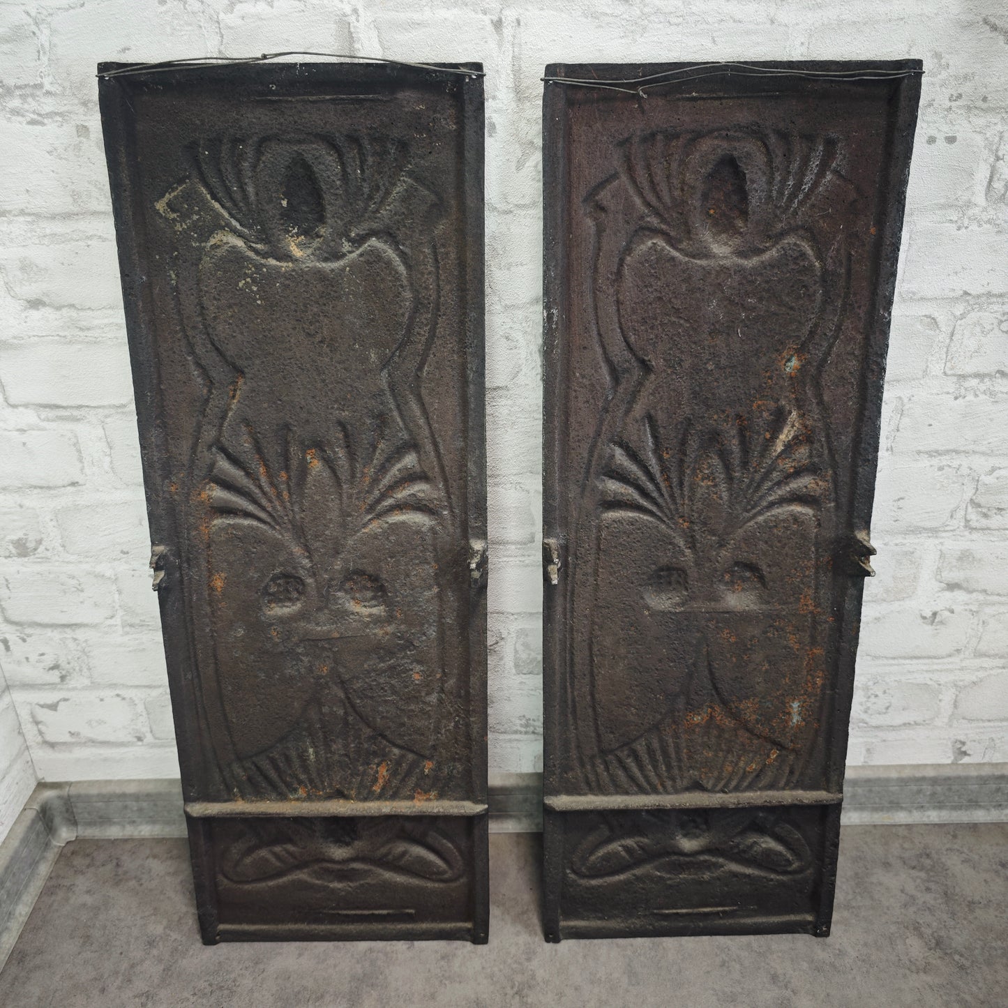 2 Jugendstil Ofenplatten Gusseisen Eichel Relief Wanddeko antik 65×23 cm für Restauration oder Dekoration