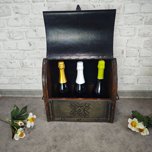 Schwere Holztruhe mit punzierten Metallbeschlägen im Kolonialstil Präsentationskiste für 3 Wein- oder Sektflaschen