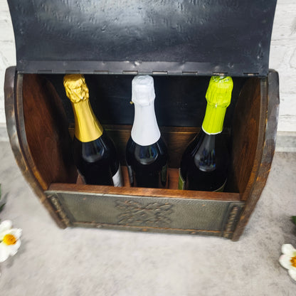 Schwere Holztruhe mit punzierten Metallbeschlägen im Kolonialstil Präsentationskiste für 3 Wein- oder Sektflaschen