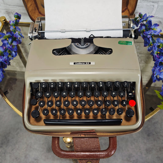 Olivetti Lettera 22 Schreibmaschine tragbar beige braun Vintage Reiseschreibmaschine mechanisch mit Koffer Italien Design