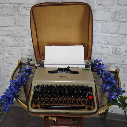 Olivetti Lettera 22 Schreibmaschine tragbar beige braun Vintage Reiseschreibmaschine mechanisch mit Koffer Italien Design