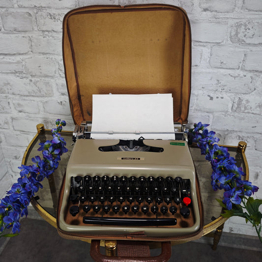 Olivetti Lettera 22 Schreibmaschine tragbar beige braun Vintage Reiseschreibmaschine mechanisch mit Koffer Italien Design
