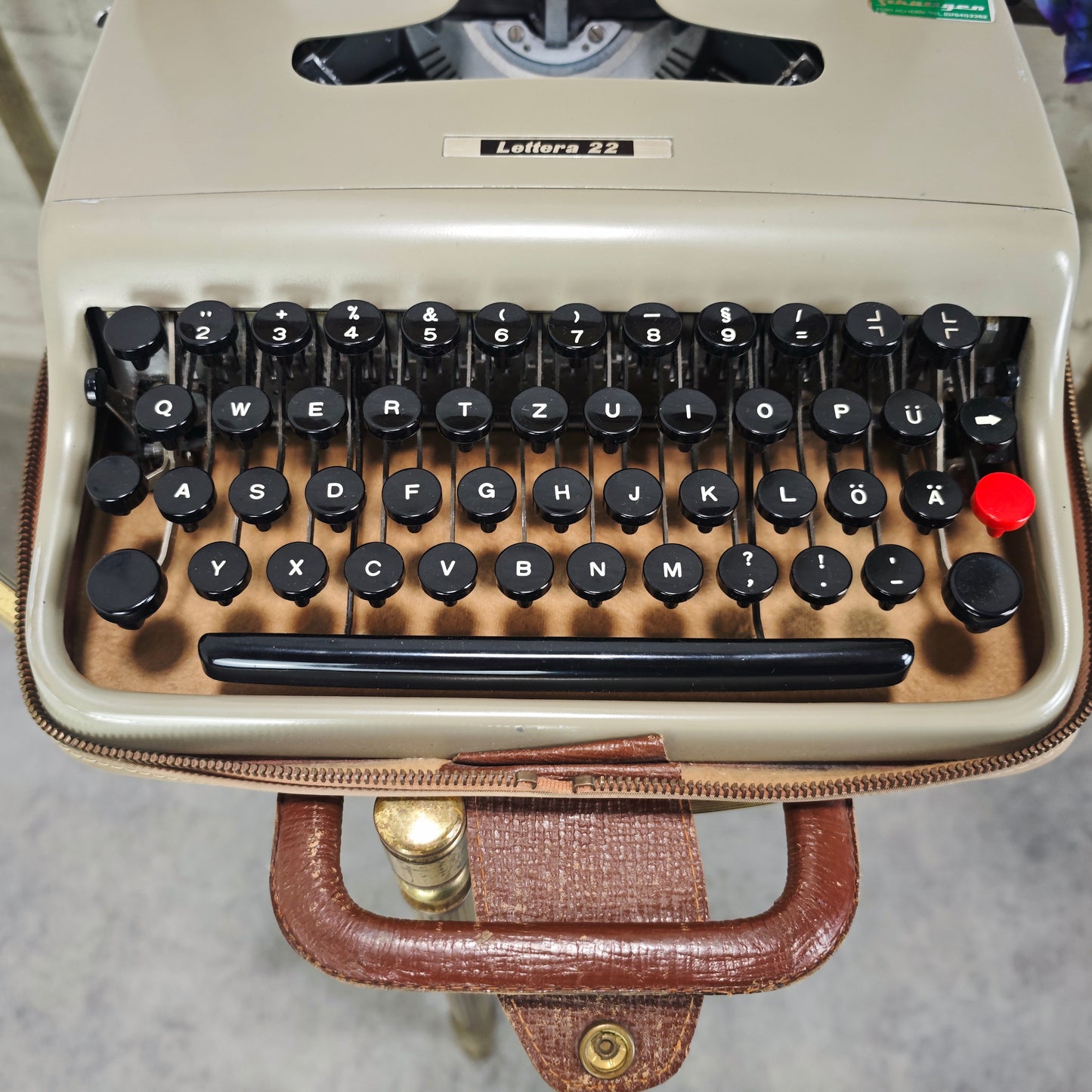 Olivetti Lettera 22 Schreibmaschine tragbar beige braun Vintage Reiseschreibmaschine mechanisch mit Koffer Italien Design