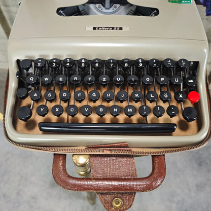 Olivetti Lettera 22 Schreibmaschine tragbar beige braun Vintage Reiseschreibmaschine mechanisch mit Koffer Italien Design