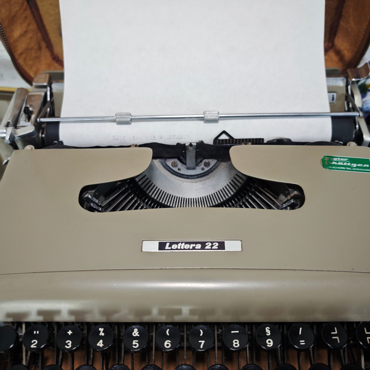 Olivetti Lettera 22 Schreibmaschine tragbar beige braun Vintage Reiseschreibmaschine mechanisch mit Koffer Italien Design