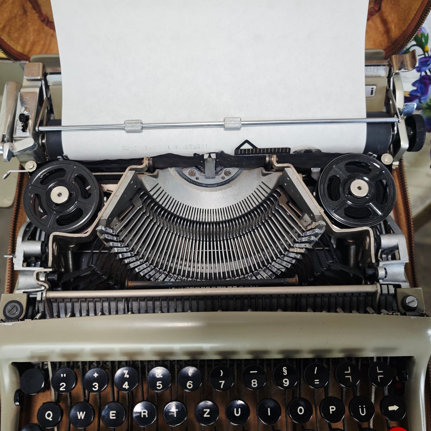 Olivetti Lettera 22 Schreibmaschine tragbar beige braun Vintage Reiseschreibmaschine mechanisch mit Koffer Italien Design