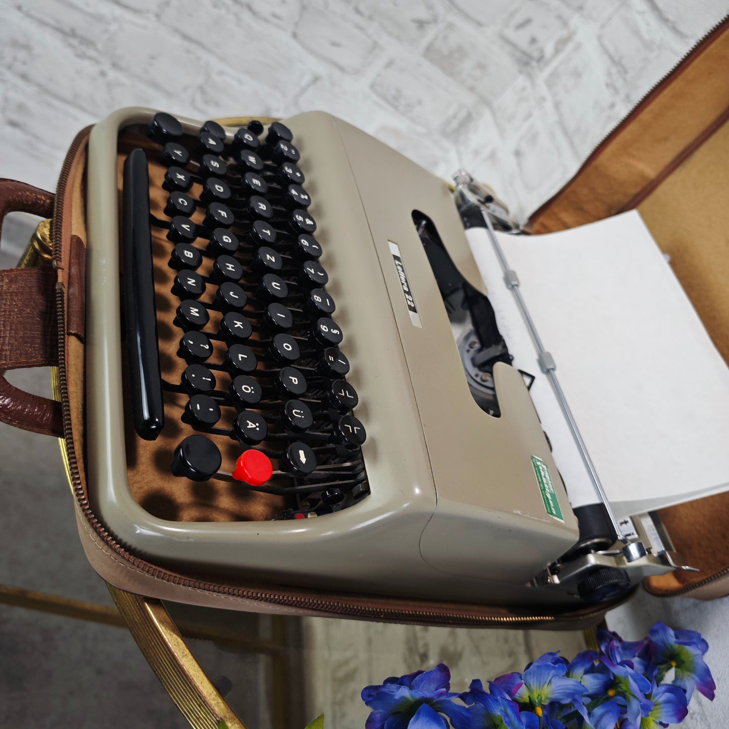 Olivetti Lettera 22 Schreibmaschine tragbar beige braun Vintage Reiseschreibmaschine mechanisch mit Koffer Italien Design