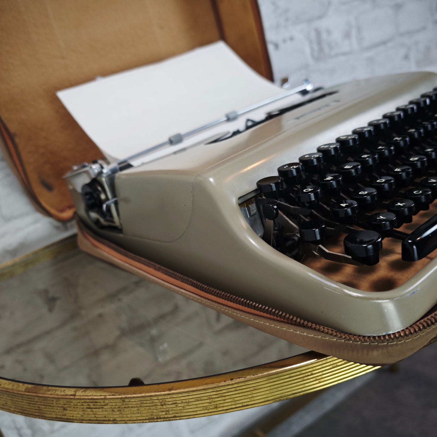 Olivetti Lettera 22 Schreibmaschine tragbar beige braun Vintage Reiseschreibmaschine mechanisch mit Koffer Italien Design