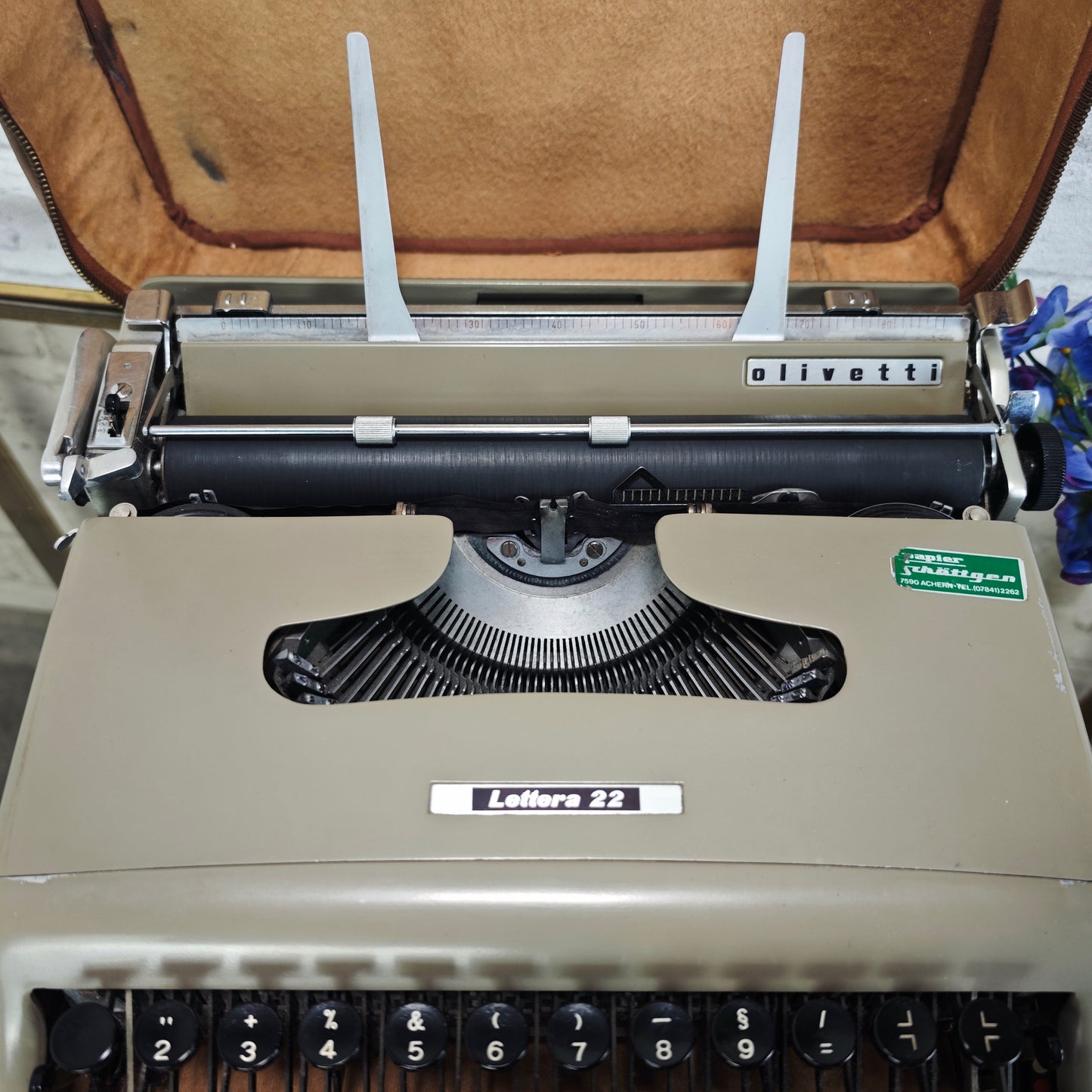 Olivetti Lettera 22 Schreibmaschine tragbar beige braun Vintage Reiseschreibmaschine mechanisch mit Koffer Italien Design
