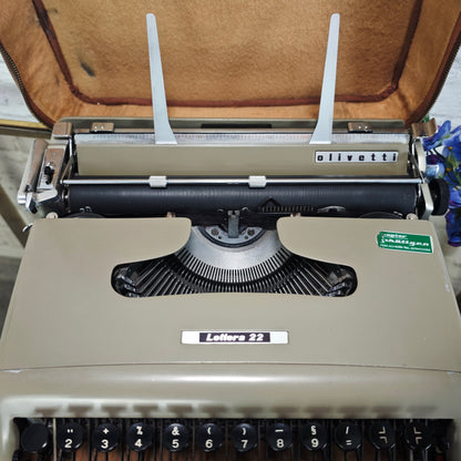 Olivetti Lettera 22 Schreibmaschine tragbar beige braun Vintage Reiseschreibmaschine mechanisch mit Koffer Italien Design