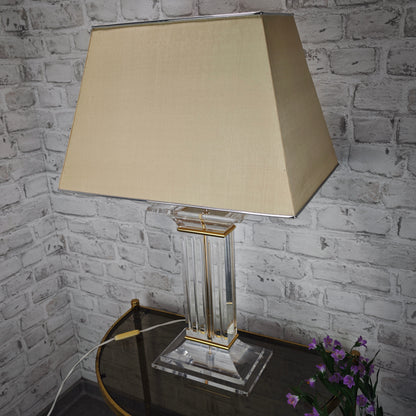 Vintage Tischlampe Acrylsäule mit Schirm 80er Jahre Art Deco Hollywood Regency Lucite Leuchte Acryl Glas Optik mit Goldakzenten