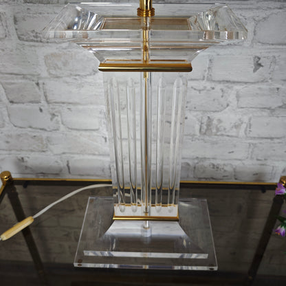 Vintage Tischlampe Acrylsäule mit Schirm 80er Jahre Art Deco Hollywood Regency Lucite Leuchte Acryl Glas Optik mit Goldakzenten