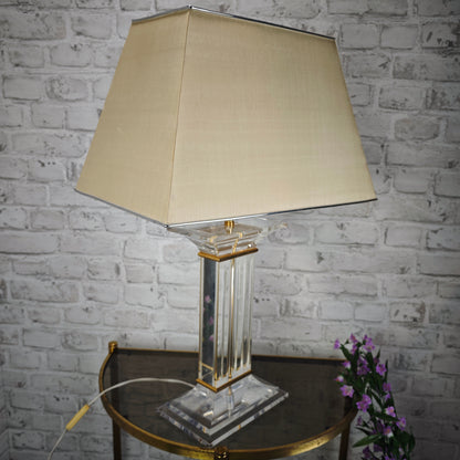 Vintage Tischlampe Acrylsäule mit Schirm 80er Jahre Art Deco Hollywood Regency Lucite Leuchte Acryl Glas Optik mit Goldakzenten