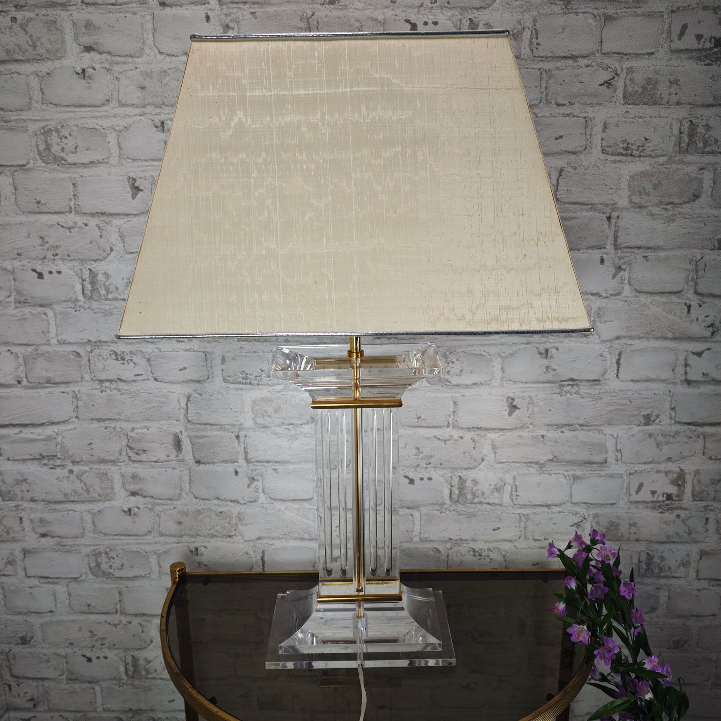 Vintage Tischlampe Acrylsäule mit Schirm 80er Jahre Art Deco Hollywood Regency Lucite Leuchte Acryl Glas Optik mit Goldakzenten