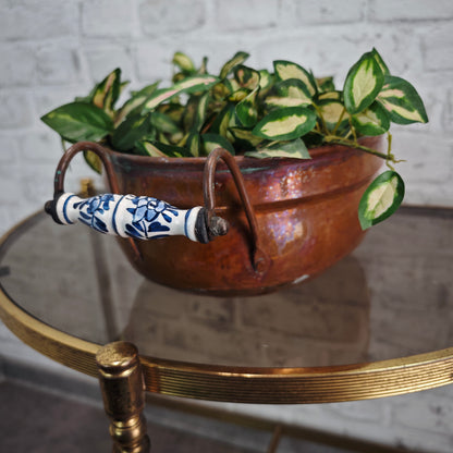 Antike Kupfer Jardiniere oval mit weißen blauen Keramikgriffen 40 cm Pflanzgefäß Vintage Deko