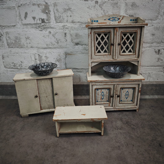 Antikes Puppenküchen Buffet Schrank Holz shabby chic mit Emaille Schüsseln Puppenstube Vintage