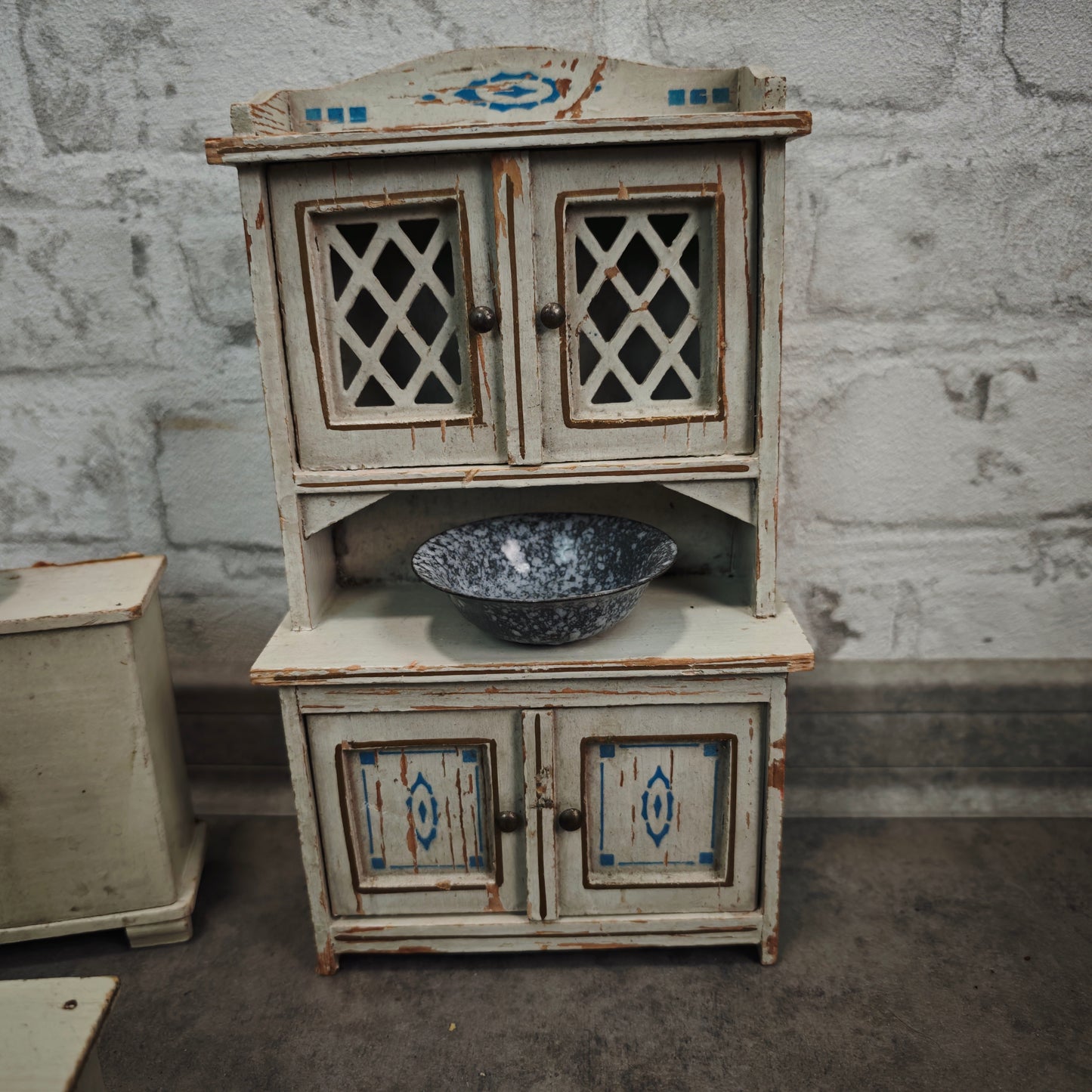 Antikes Puppenküchen Buffet Schrank Holz shabby chic mit Emaille Schüsseln Puppenstube Vintage