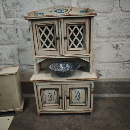 Antikes Puppenküchen Buffet Schrank Holz shabby chic mit Emaille Schüsseln Puppenstube Vintage