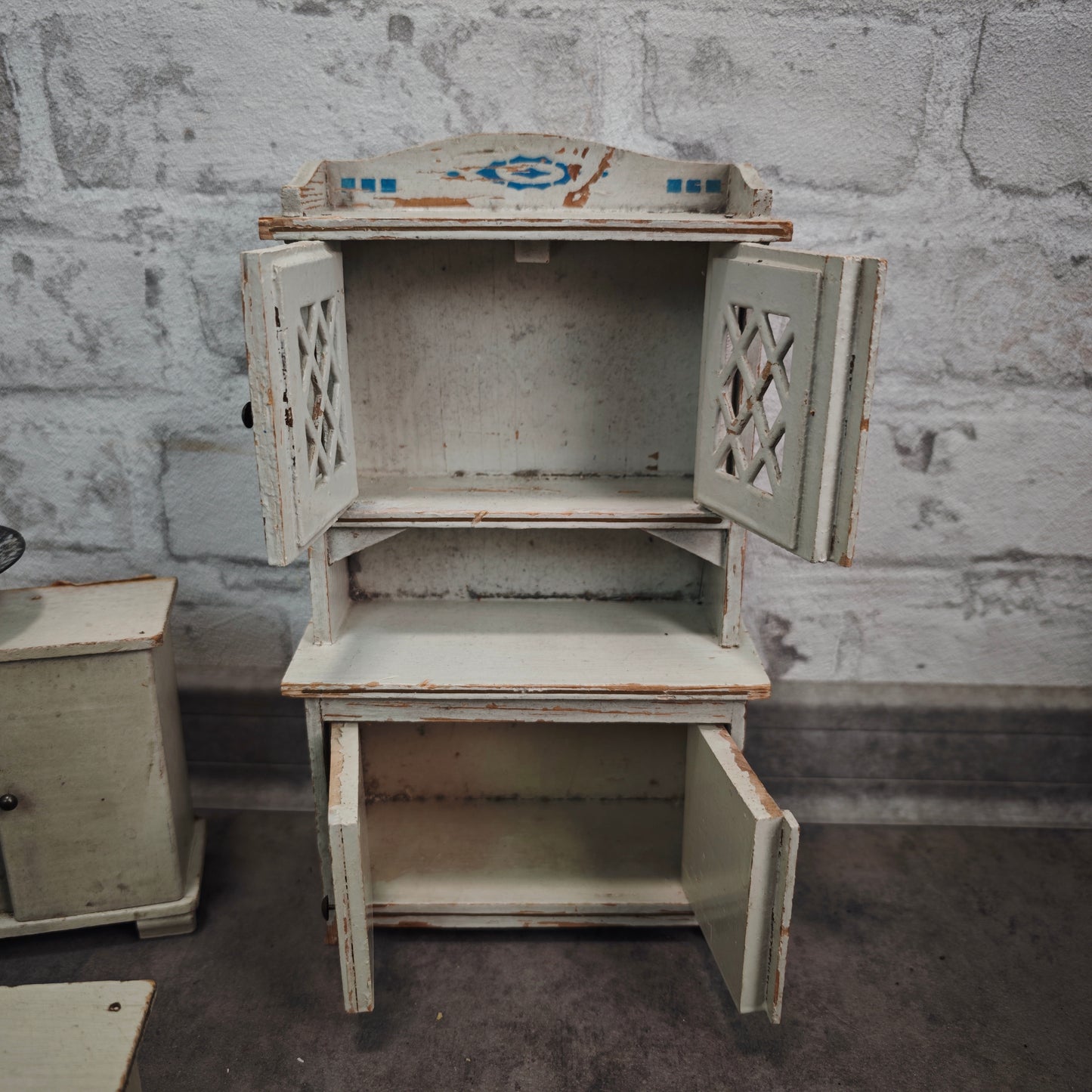 Antikes Puppenküchen Buffet Schrank Holz shabby chic mit Emaille Schüsseln Puppenstube Vintage
