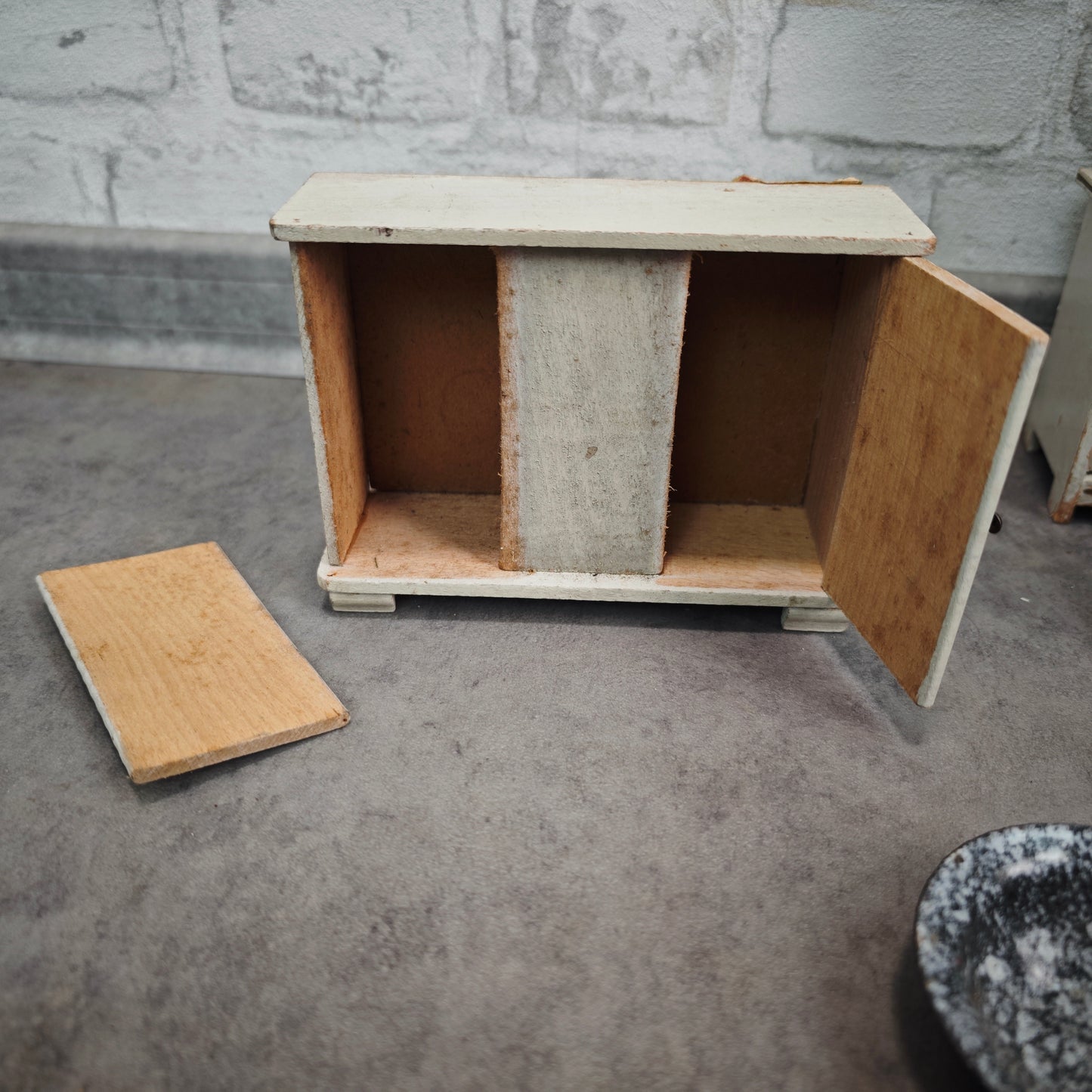 Antikes Puppenküchen Buffet Schrank Holz shabby chic mit Emaille Schüsseln Puppenstube Vintage