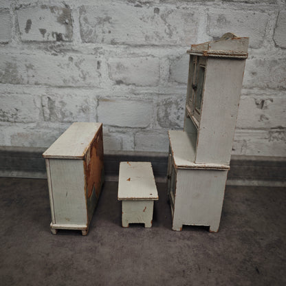 Antikes Puppenküchen Buffet Schrank Holz shabby chic mit Emaille Schüsseln Puppenstube Vintage