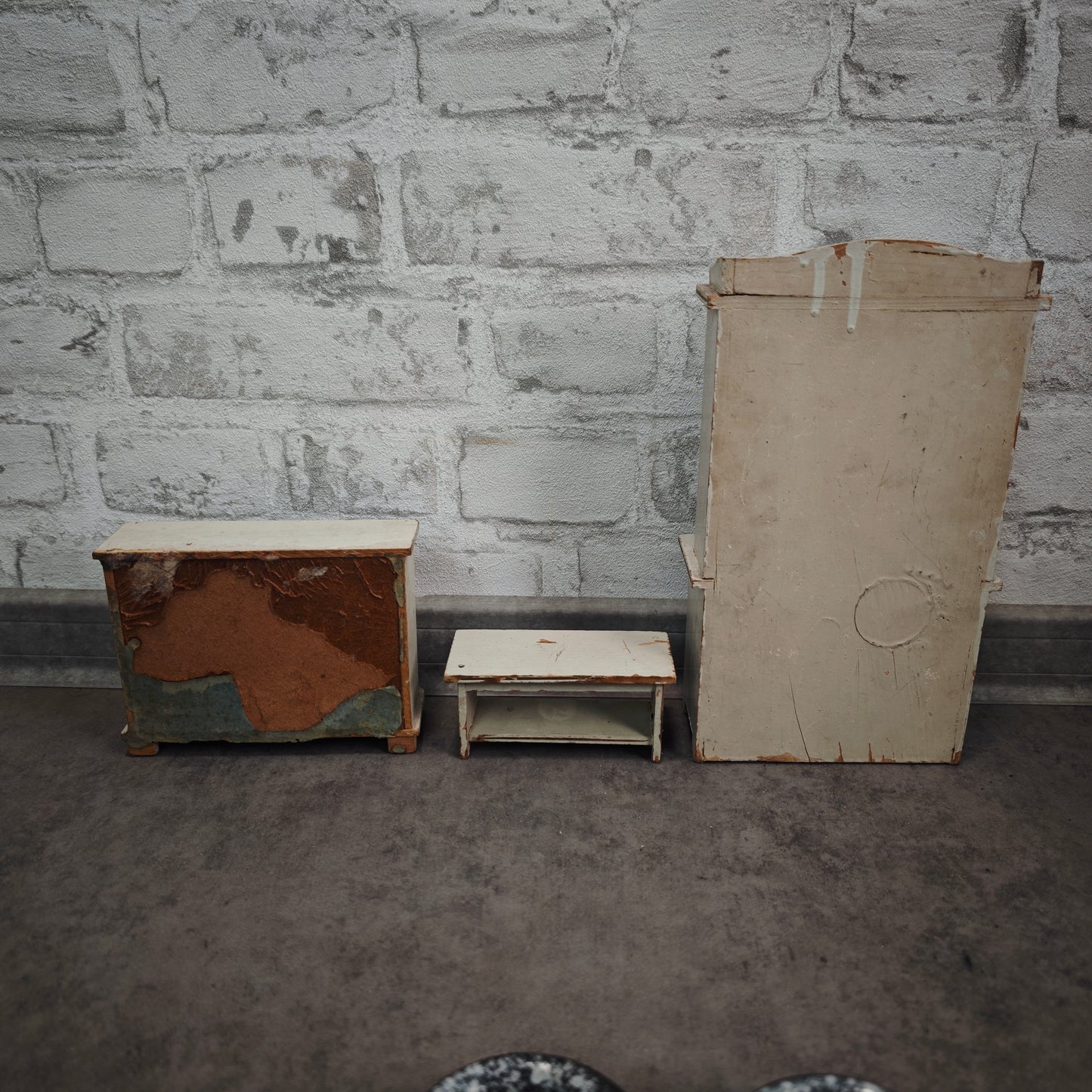 Antikes Puppenküchen Buffet Schrank Holz shabby chic mit Emaille Schüsseln Puppenstube Vintage