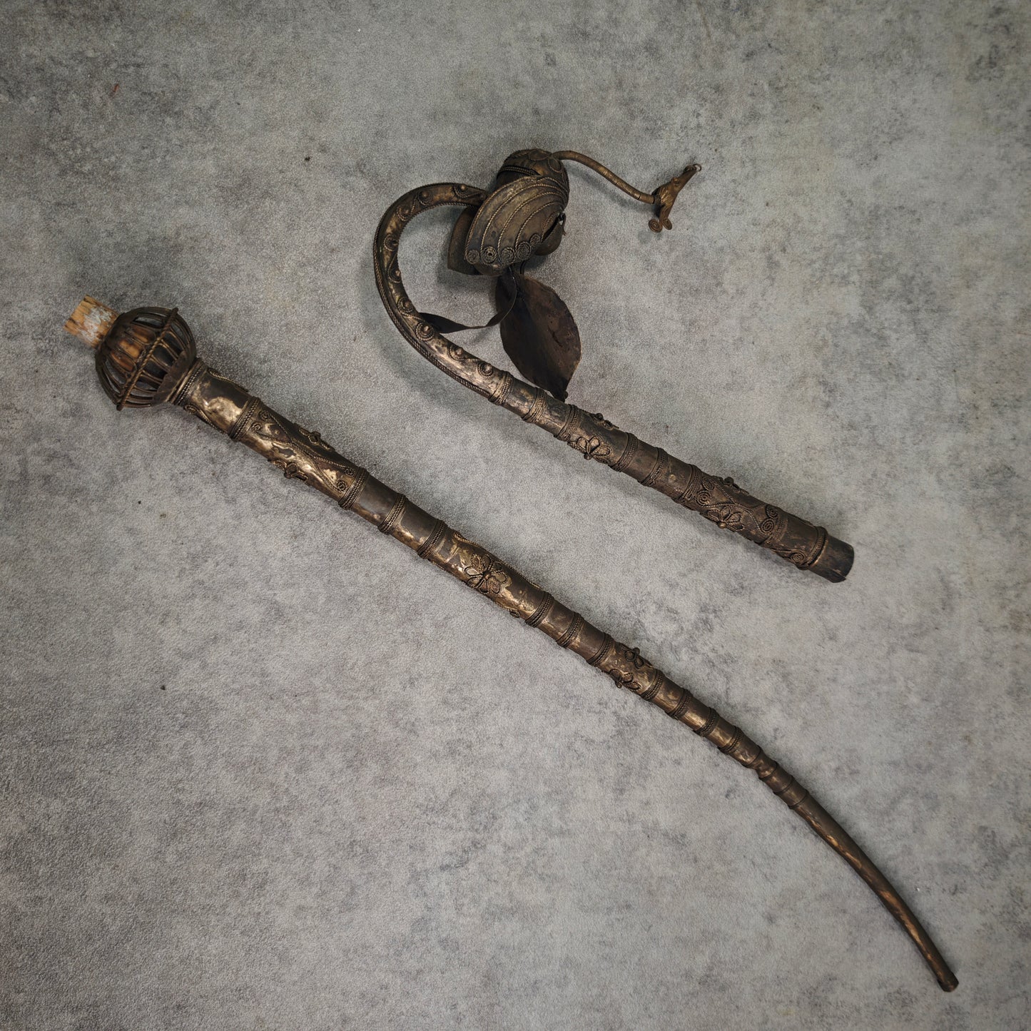 Antike Ritualpfeife aus Messing 65 cm Handarbeit mit Pfau und Ornamenten Nomaden Sammler Pfeife Deko