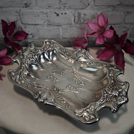 Jugendstil Schale versilbert mit Lilien und Frauengesicht antike Obstschale Metall um 1900