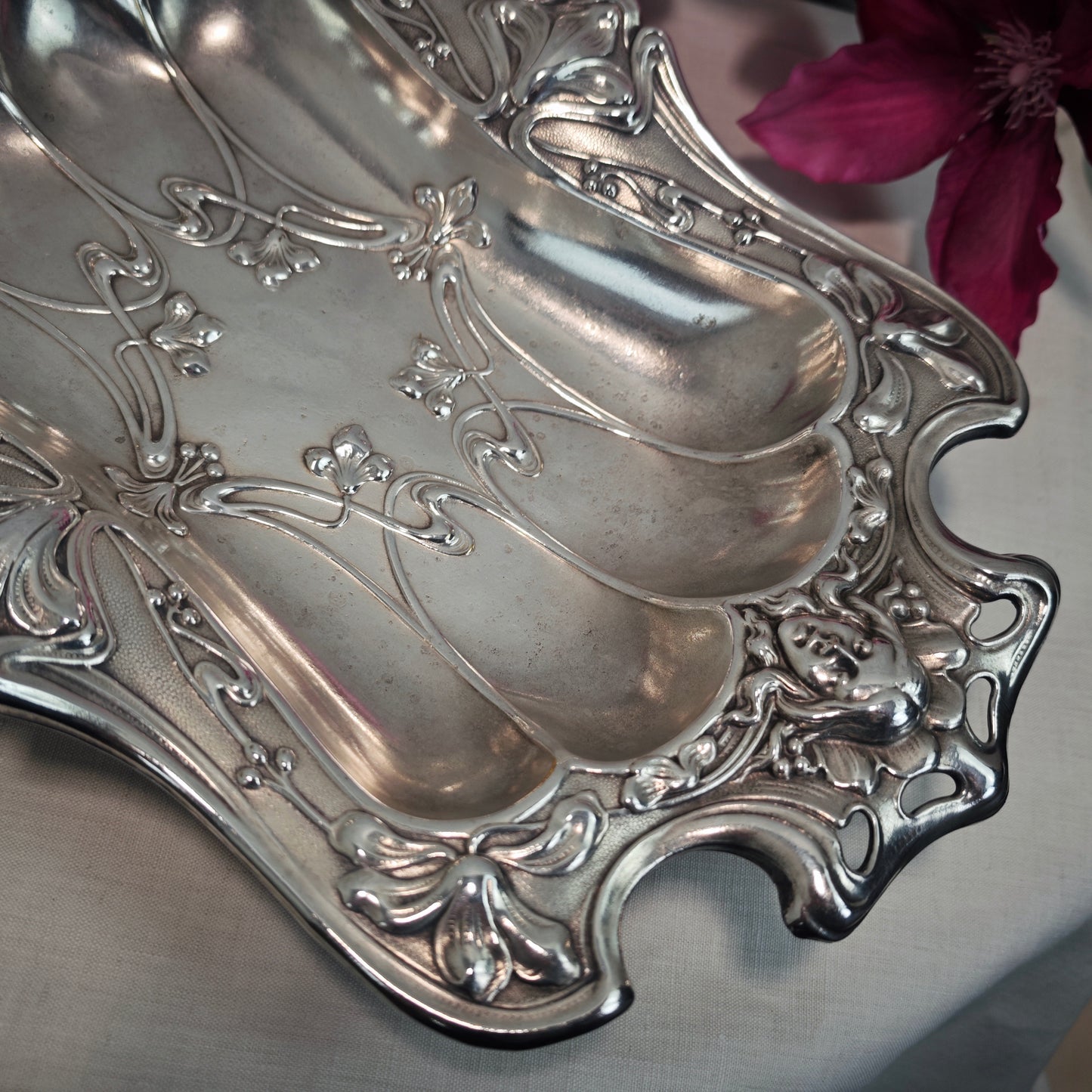 Jugendstil Schale versilbert mit Lilien und Frauengesicht antike Obstschale Metall um 1900
