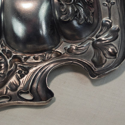 Jugendstil Schale versilbert mit Lilien und Frauengesicht antike Obstschale Metall um 1900