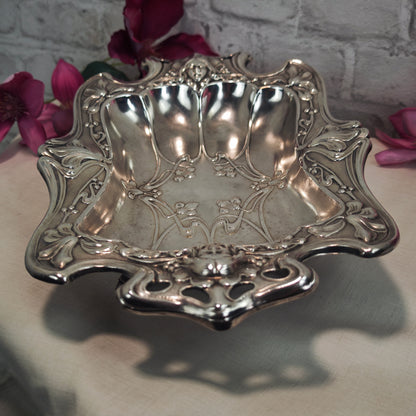 Jugendstil Schale versilbert mit Lilien und Frauengesicht antike Obstschale Metall um 1900