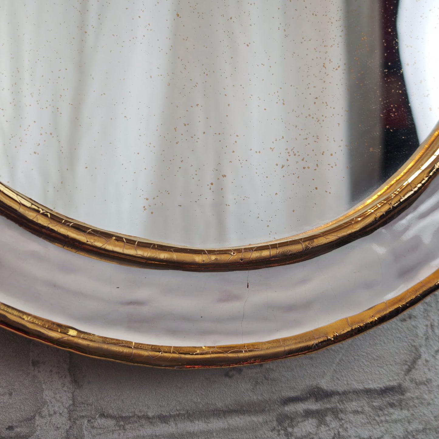 Runder Spiegel 35 cm Keramikrahmen weiß gold Wandspiegel Hexenauge dekorativ